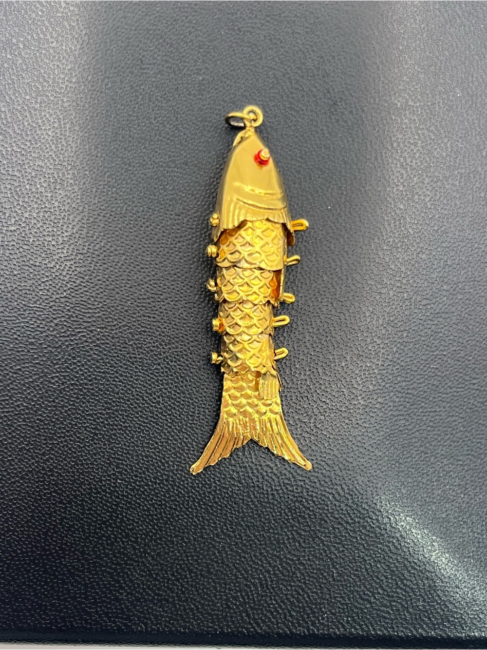 Articulated movable fish gold tone red eyes pendant for necklace vintage - Picture 2 of 14